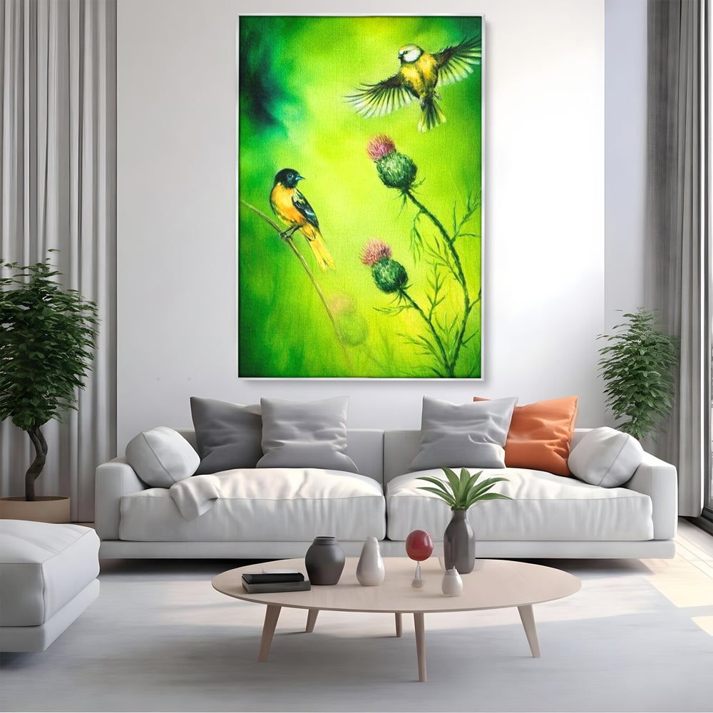 Tablou canvas cu tablou canvas cu pasari si ciulini, in rama de aluminiu argintiu, pe perete intr-un living